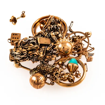 Diverse defekt/graverat guld i 18K. Vikt: 41,9g. 