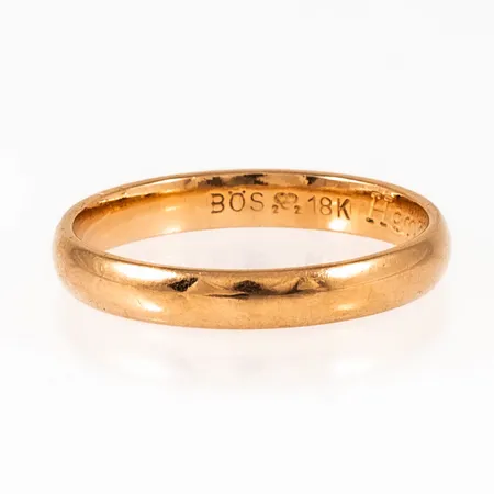 Graverad ring i 18K guld. Vikt: 2,4g.