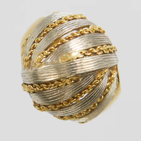 Ring, Ø15¾, bredd: 3-15,8mm, tvåfärgad, delvis strukturerad yta, 18K Vikt: 6,5 g