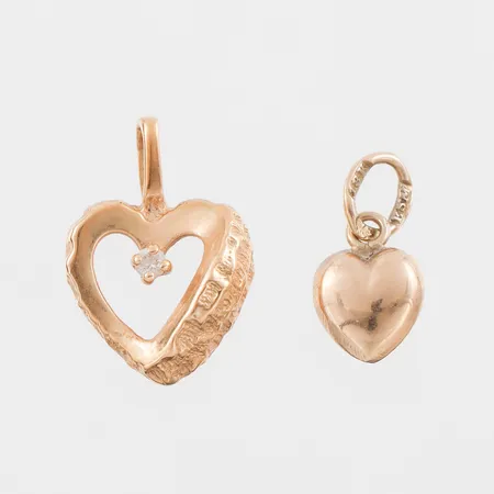 Hängen 2st hjärtan, höjd ca 8mm och en med öga ca 15mm, 18k  Vikt: 1,1 g