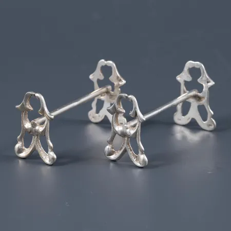 Två smörknivsställ (eller till sushipinnar) i silver (830/1000). De är 24 x 17 x 44 mm och väger 11,8g tillsammans. GEWE från 1950.