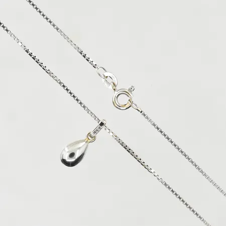 Kedja Venezia med hänge droppe, längd 38 cm, länkens bredd 1 mm, droppe längd 14 mm, vitguld, 18K. Vikt: 3,3 g
