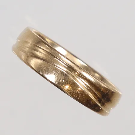 Ring stl 16¾, bredd 4mm, gravyr, 18K Vikt: 5,2 g