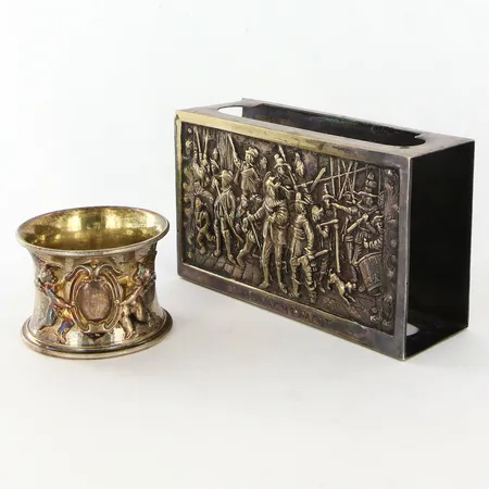 Ask/fodral till tändsticksask ca 4x7x12cm, E.W.Just.  Borås, Servettring Ø55mm, höjd: 40mm, troligtvis ostämplat nysilver Vikt: 0 g Skickas med paket.