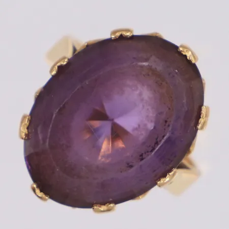 Ring med lila sten, bredd 20mm, repor, stl 17, sten lös, 18K. Bruttovikt 8,0g Vikt: 8 g