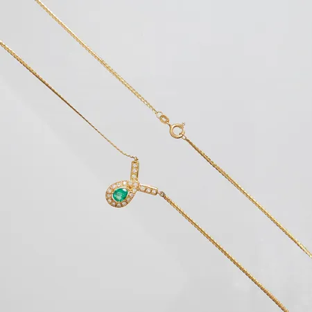 Collier med en droppslipad smaragd ca.7x5mm, spår av färgbehandling, diamanter 20 x ca.0,01ct, längd: 41,9cm, bredd: 1,6-18,5mm, mindre ojämnheter på länk, 18K Vikt: 6,6 g