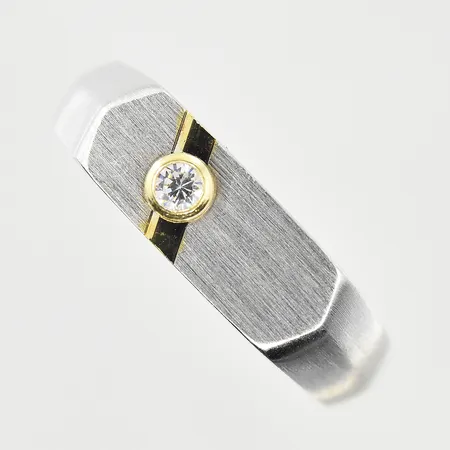 Ring med vit sten och förgylld detalj, matterad yta, stl 19¾, bredd 3-6 mm, 925/1000 silver. Vikt: 3,5 g