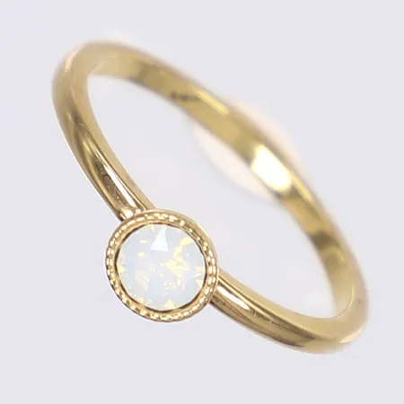 Ring med opalskimrande sten Swarowski stl 17¾ bredd 2-5mm oädel metall
