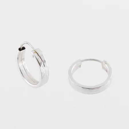 Örhängen paret 18k vitguld,diameter ca 13.9 mm. Vikt: 1 g