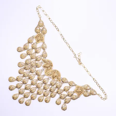 Halscollier med genombruten dekor kedjans längd 52cm höjd 15cm 21K Vikt: 71,3 g