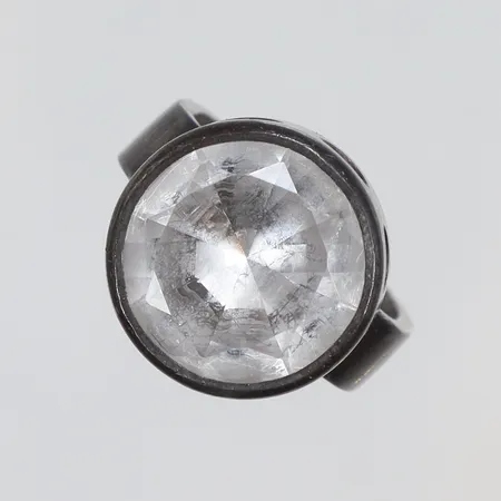 Ring med slipad vit sten stl 16 bredd 5-14mm K&EC (Ceson) Göteborg 1966 silver 8300/1000 Vikt: 8,9 g