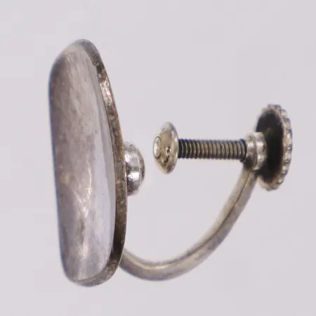 Ett örhänge, längd 19mm, skruvlås, Arvo Saarela, Enköping, 830/1000 silver Vikt: 2,4 g