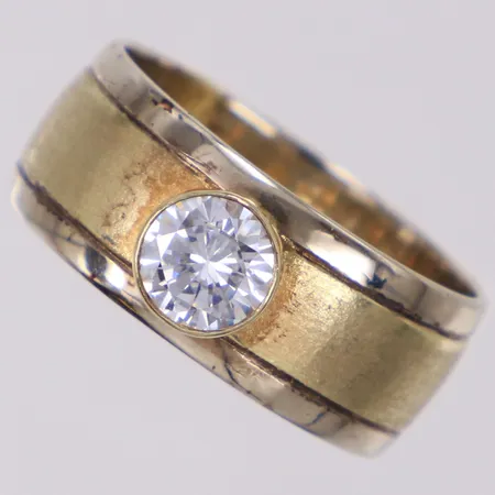 Ring med vit sten, stl 18½, bredd 8,3mm, 14K Vikt: 6,7 g