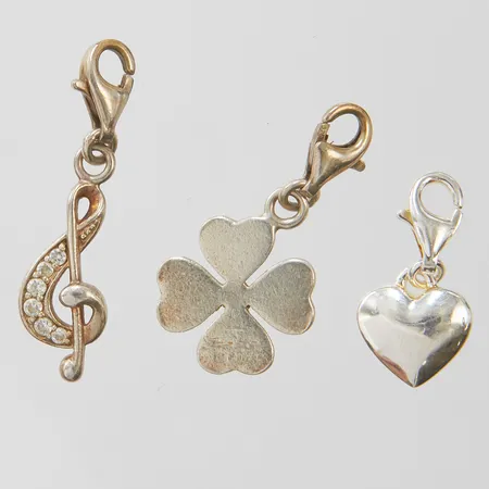 3 Berlocker, Thomas Sabo, fyrklöver, hjärta samt G-klav med vita stenar, silver, 925/1000 Vikt: 5,1 g