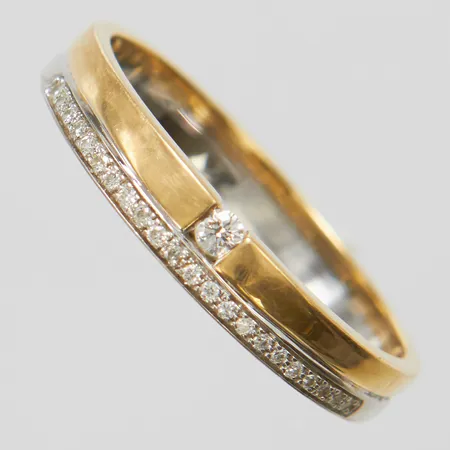 Ring med diamanter 1 x ca.0,03ct samt 22 x ca.0,003ct, Ø20, bredd: 3-3,8mm, tvåfärgad, GHA, 18K Vikt: 3,7 g