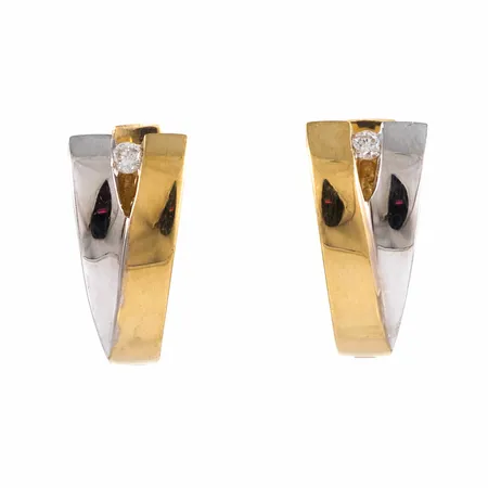 Creoler Ø 13 mm i 18K röd- och vitguld med 2 x 0,03ct diamanter. De är 3 - 7 mm breda, 14 mm långa och väger 4,9g. Fint skick. Stenstorlek 0,03 x 2 ingraverat.