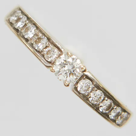 Ring med diamanter 1 x ca.0,17ct samt 10 x ca.0,03ct, Ø18+, bredd: 2,1-3,6mm, 18K Vikt: 3,8 g