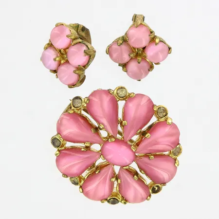 Brosch med stenar 24x27mm, 1 sten saknas, ett par örhängen med stenar, 13x13mm, gulmetall, etui  Vikt: 0 g