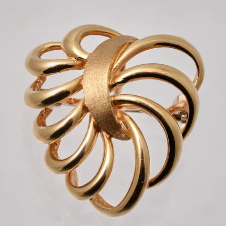 Hänge/Brosch i 18K guld, mått 21,8x22,8mm, vikt 5,49g.