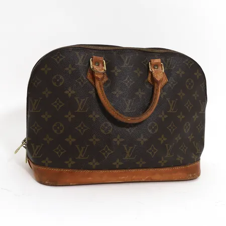 Väska Louis Vuitton Alma 1995, monogramcanvas med bruna skinndetaljer, beslag i guldfärgad metall, spruckna kanter i bottenplatta, bucklig, fläck i foder, trög dragkedja, handtag med torrsprickor, lås och nycklar.