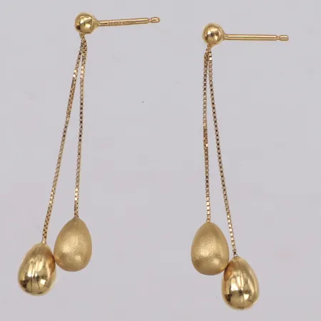 Ett par örhängen, längd 38,8mm, bredd 1,1-10,3mm, snurrebussar saknas, 18K Vikt: 1,8 g