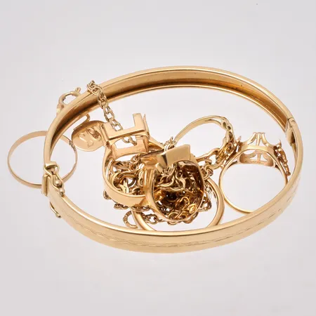 Diverse defekt guld, 18K, vikt 45,91g.