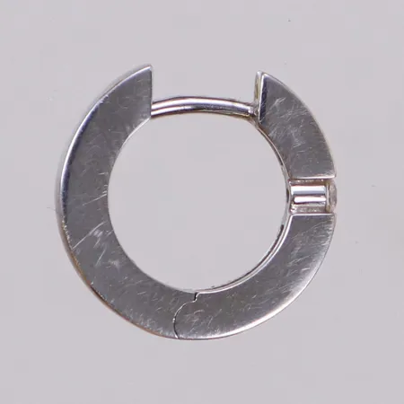 Ett udda örhänge med diamant 1xca0,03ct, längd 14,0mm, bredd 2,4mm, vitguld, 18K Vikt: 2,3 g