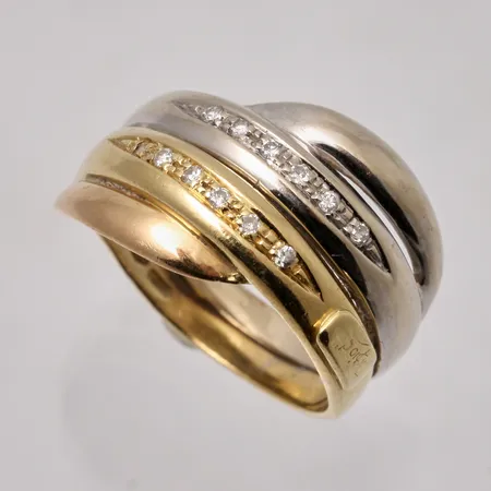  Ring i 18K guld/vitguld, stl 17½, bredd 4,8-13,7mm, 12st diamanter, ca 0,12ct, vikt 7g.