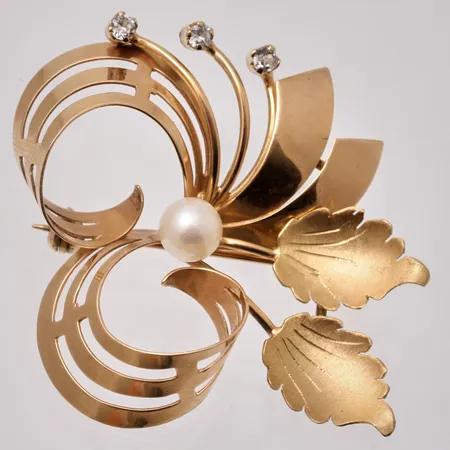  Brosch i 18K i guld, mått 38,2x42, 3st vita stenar, mått Ø2,3mm, 1st odlad pärla, mått Ø6mm, importstämpel, vikt 7,53g.