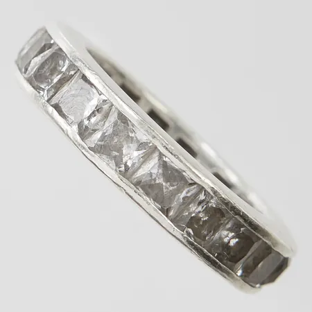 Ring med vita stenar, Ø17, bredd: 4,9mm, enstaka stenar skadade, silver, 925/1000 Vikt: 6,1 g