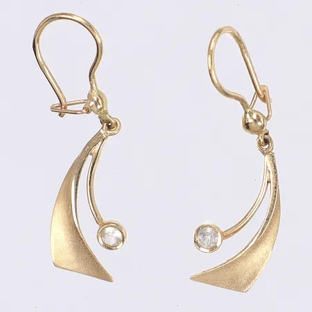 Ett par örhängen med vita stenar längd 36mm bredd 10mm 18K Vikt: 3,8g Vikt: 3,8 g