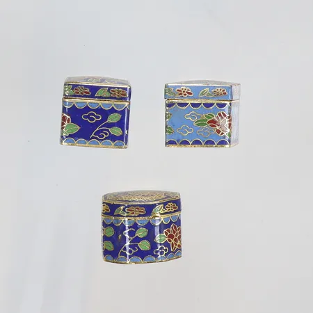 Tre Cloisonné askar med emaljarbete, Kina, troligtvis senare delen av 1900-talet