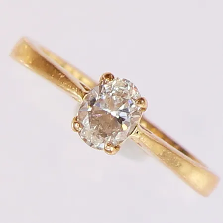 Ring med ovalslipad diamant 1 x 0,40ct, Kvalitè TW(G)/VS1, lasergraverad rondist GIA 6203322950, stl: 16, bredd 2,2-5,5mm, gravyr, 18K.  Vikt: 2,7 g