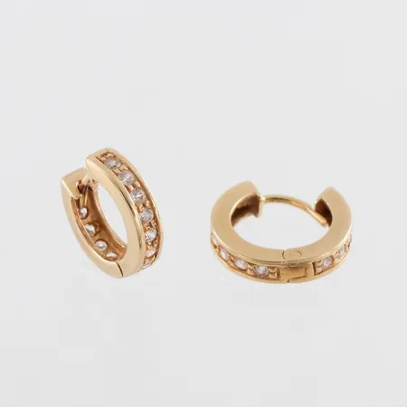 Örhängen paret 18k med 12 st diamanter i vardera på ca 0.02 ct st,diameter ca 13.1 mm.  Vikt: 3,3 g