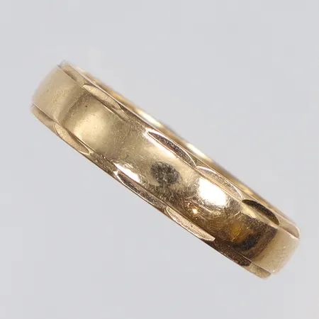 Ring slät med gravyr 18K Vikt: 4 g