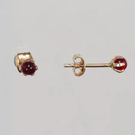 Ett par Örhängen med röda stenar Ø3mm 18K Vikt: 0,5 g