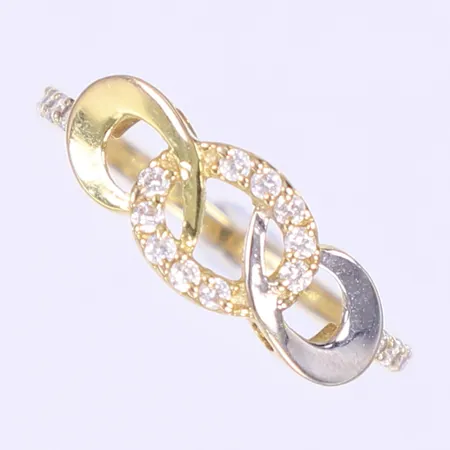 Ring med vita stenar stl 17¾ bredd 2-8mm 18K  Vikt: 2,1 g