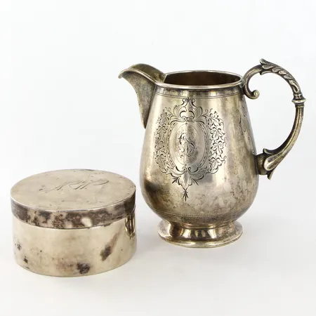 Gräddkanna höjd: 9,5cm, bucklor, Dosa med lock Ø7cm, höjd:3,5cm, gravyrer, silver 800-830/1000 Vikt: 171,2 g
