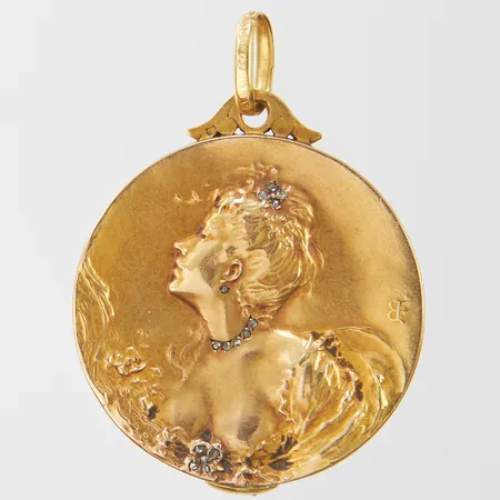 Medaljong, tillverkad av Edmond-Henri Becker, Art Noveau, rosenstenar, spegel invändigt samt plats för foto, 49,7x35,6mm, franska stämplar samt signatur, hängögla tillverkad av CG Hallberg, Stockholm, mindre repor, 18K, bruttovikt 20,6g Vikt: 20,6 g