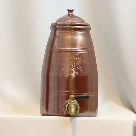 Krus med tappkran saltglaserad keramik, Höganäs 3 liter OBS Locket med lagningar, höjd 29cm Vikt: 0 g Skickas med postpaket.