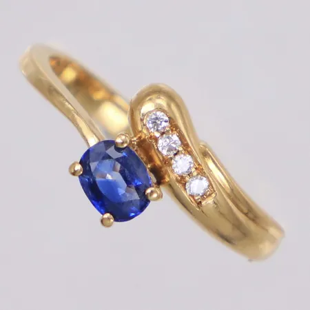 Ring med blå safir och briljantslipade diamanter ca 0,04ctv, stl 15½, bredd 7,8mm, 14K Vikt: 2,8 g