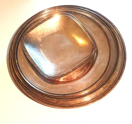 10  silverfat., varav 5st Ø28cm 3st fat Ø25cm 1st fat 22,5cm 1st fat 15,5cm gravyr, silver 800/1000  Vikt: 3543 g