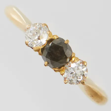 Ring med gammalslipade diamanter 2 x ca.0,16ct samt en gråsvart diamant med hög krona ca.0,30ct, möjligen färgbehandlad, Ø16½, bredd: 1,2-4,6mm, C G Hallbergs Guldsmeds Ab, Stockholm, 1947, 18K Vikt: 2 g