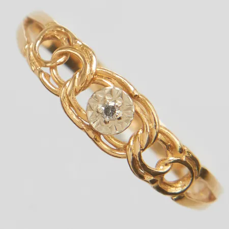 Ring, Bismarck, Ø16¼, bredd: 1,8-4,4mm, diamant 1 x ca.0,005ct, 8/8-slipad, fattning i vitguld, svenska stämplar, 18K Vikt: 1,1 g