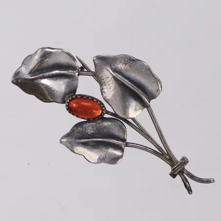 Brosch med orange sten, längd 57mm, otydlig stämpel, kattfot, 830/1000 silver Vikt: 4,1 g