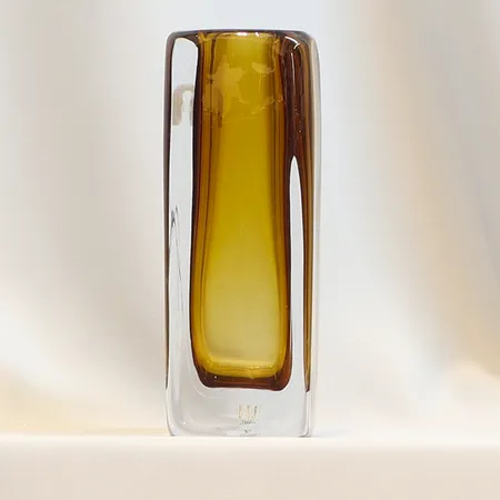 Vas, Vicke Lindstrand, underfång i bruna toner, höjd ca 22cm  Skickas med postpaket.