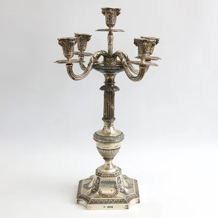Kandelaber med plats för fem ljus, ca 50cm, foten 17x17cm, diameter ca30cm, engelska silverstämplar, Henry Wilkinson Co London 1898, smärre bucklor, smärre skevhet Vikt: 1591,6 g