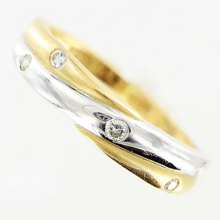 Ring diamanter 5 x ca 0,01ct, stl 15¾, bredd 2-4mm, 18K Vikt: 2,7 g