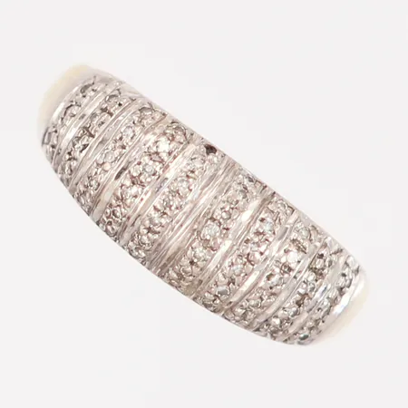 Ring med diamanter ca 0,005, stl 18½, bredd: 2-8mm, framsida i vitguld, stenar saknas, 18K Vikt: 4,7 g