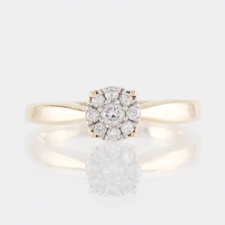 Ring 18 k med diamanter, GHA, storlek 17 mm, bredd 2-6.2 mm. Vikt: 3,2 g